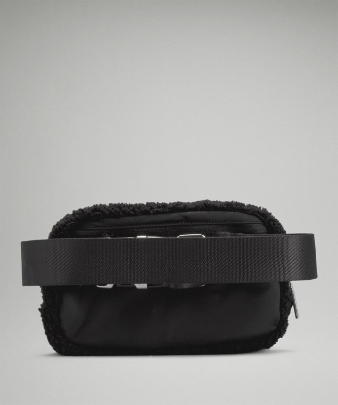 Lululemon Athletica Everywhere Belt Bag, Black, 7.5 x 5 x 2 inches :  : Clothing, Shoes & Accessories